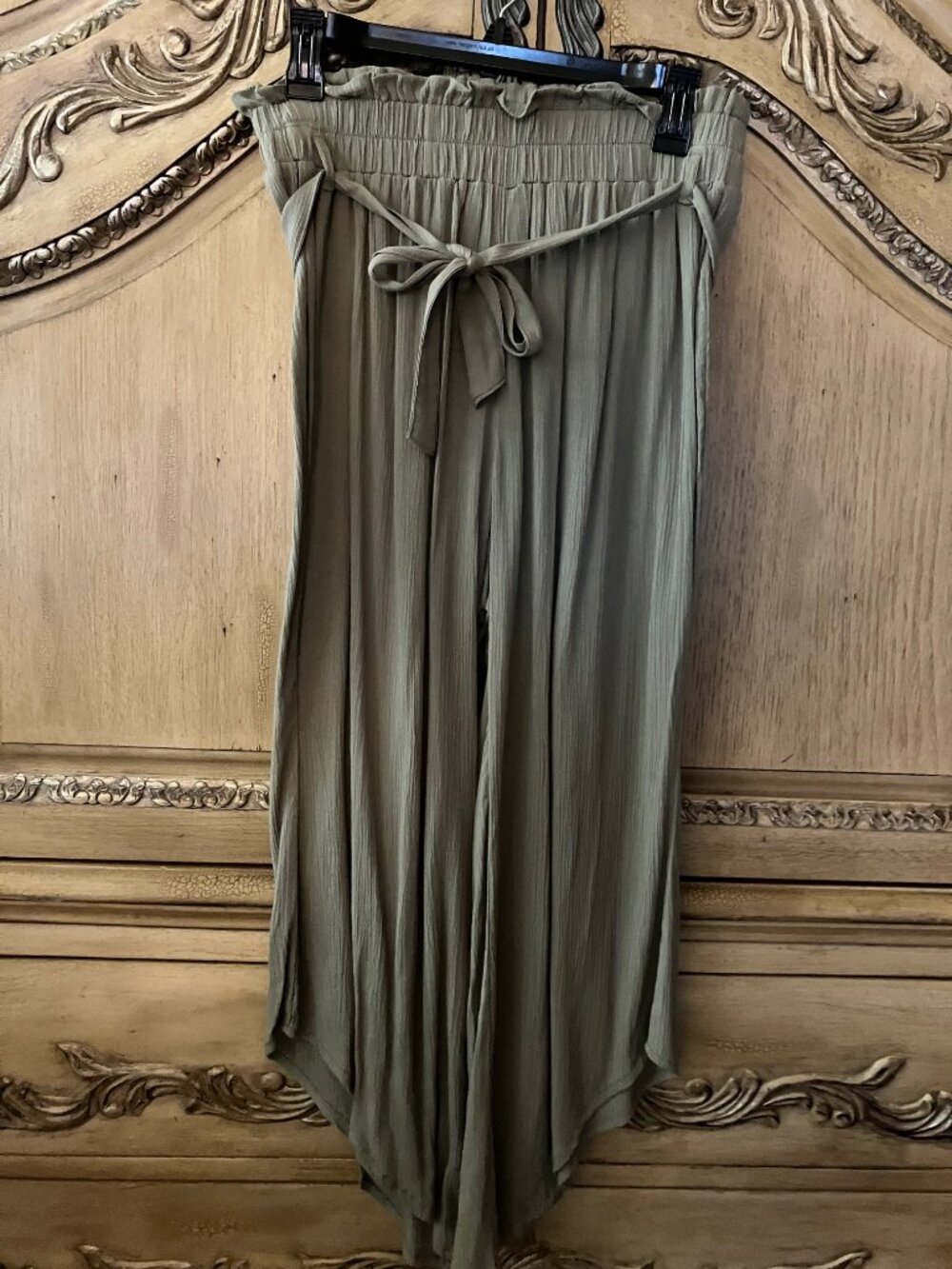 SOUNDSTYLE - New York / Los Angeles - Olive/ Lettuce green flowy capris - Small